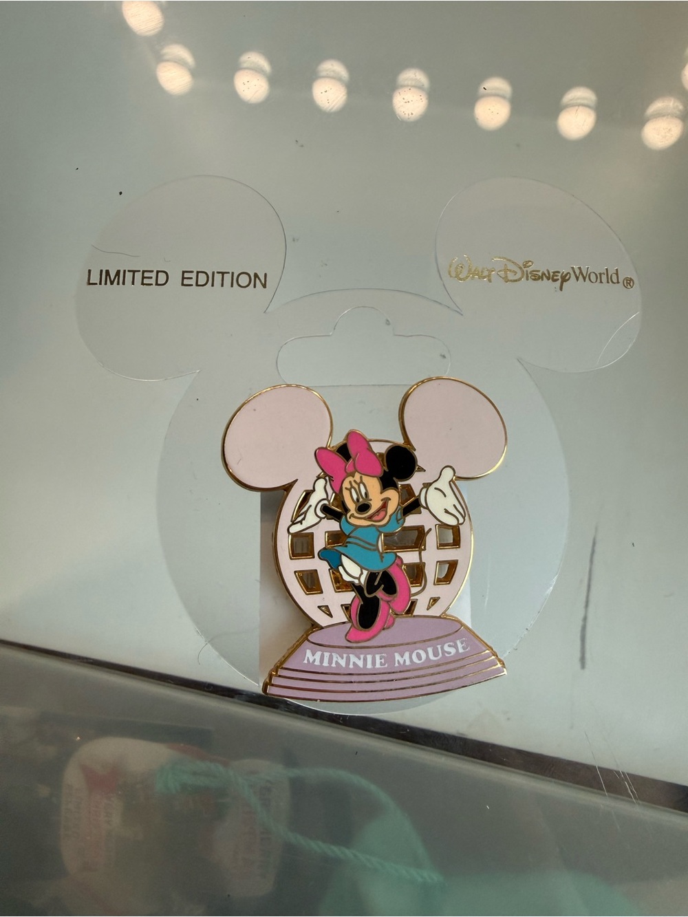 Minni Mouse Disney Trading Pin- Minni in front of Epcot